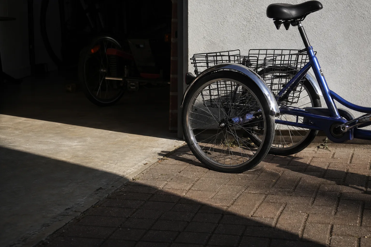 Two wheels behind, two wheels in front, or one low step. How each behaves at a stop